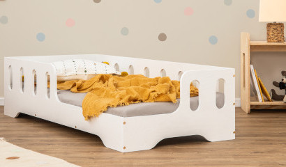 Drewniane łóżko TILA 1 z barierkami wykonane ze sklejki sosnowej w kolorze białym z wejściem po prawej stronie